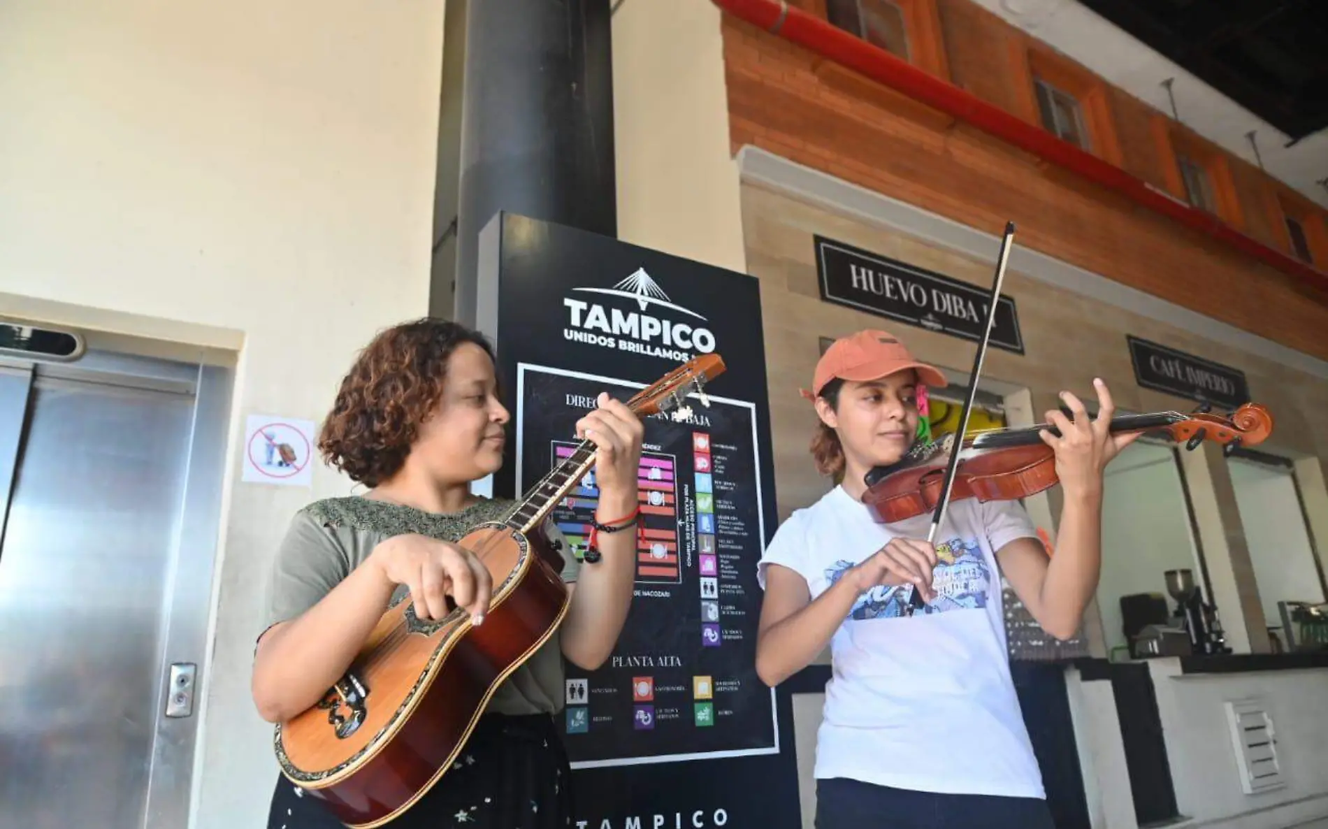 Las hermanas Fajardo, cantan sones huastecos para seguir estudiando 